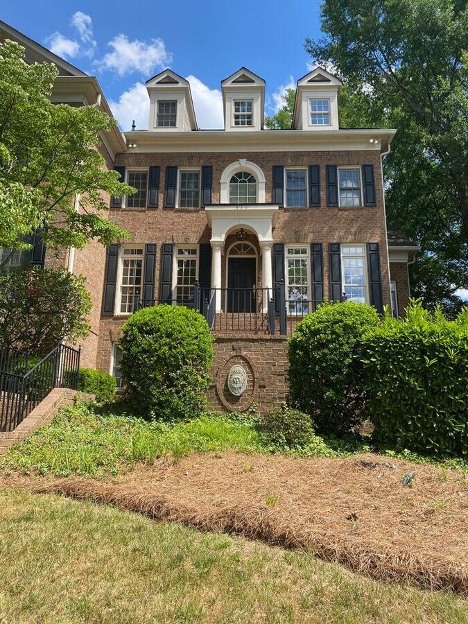 Luxurious 4 Bedroom, 5.5 Bathroom Townhome on Prestigious Queens Road. Contact (980) 315-3645 for... - Luxurious 4 Bedroom, 5.5 Bathroom Townhome on Prestigious Queens Road. Contact (980) 315-3645 for...