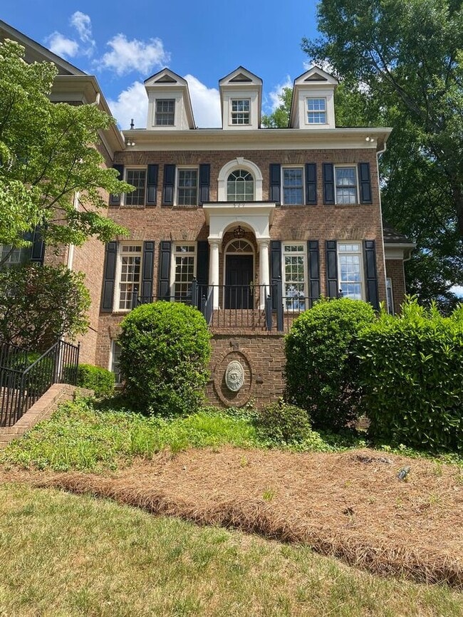 Building Photo - Luxurious 4 Bedroom, 5.5 Bathroom Townhome on Prestigious Queens Road. Contact (980) 315-3645 for...