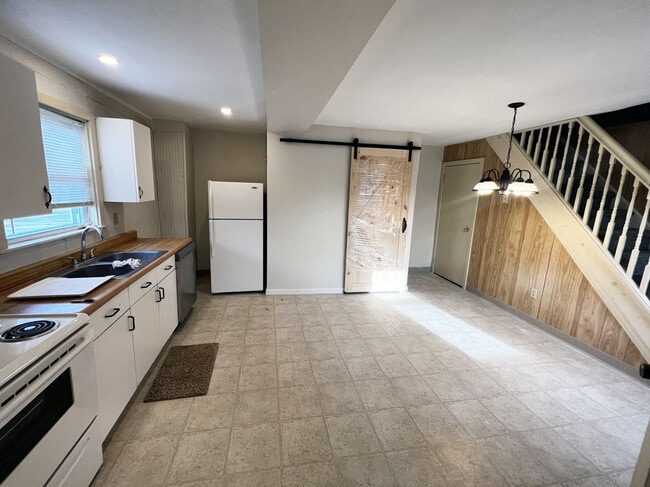 Photo - 302 E Howard St