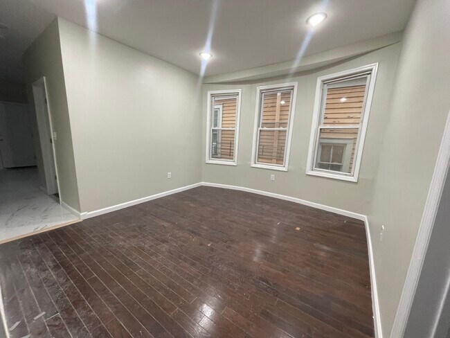Unit 2 - 268 Chadwick Ave Unidad 2