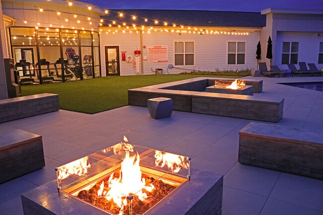 Braseros en la azotea - The Quarters Bloomington