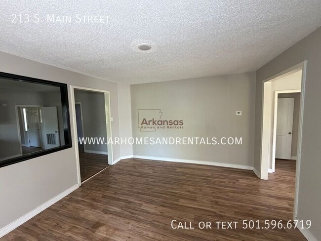 Photo - 213 S Main St
