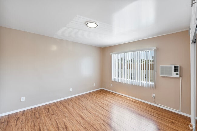 1BR, 1BA - 890SF