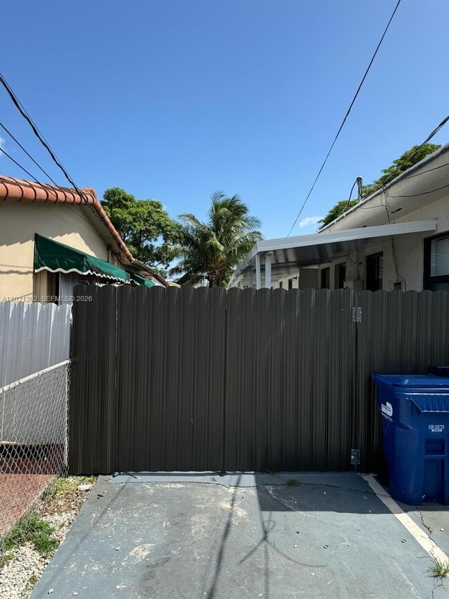 Building Photo - 7360 SW 21st St Unit 7360