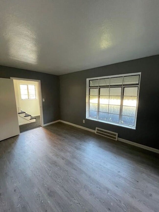 Photo - Renovated two bedroom unit! Unidad -2