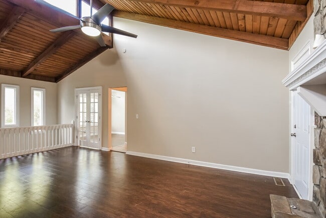 Photo - 185 Castleair Ct NE