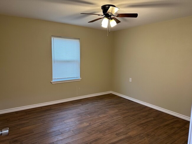 Photo - 631 Live Oak Dr