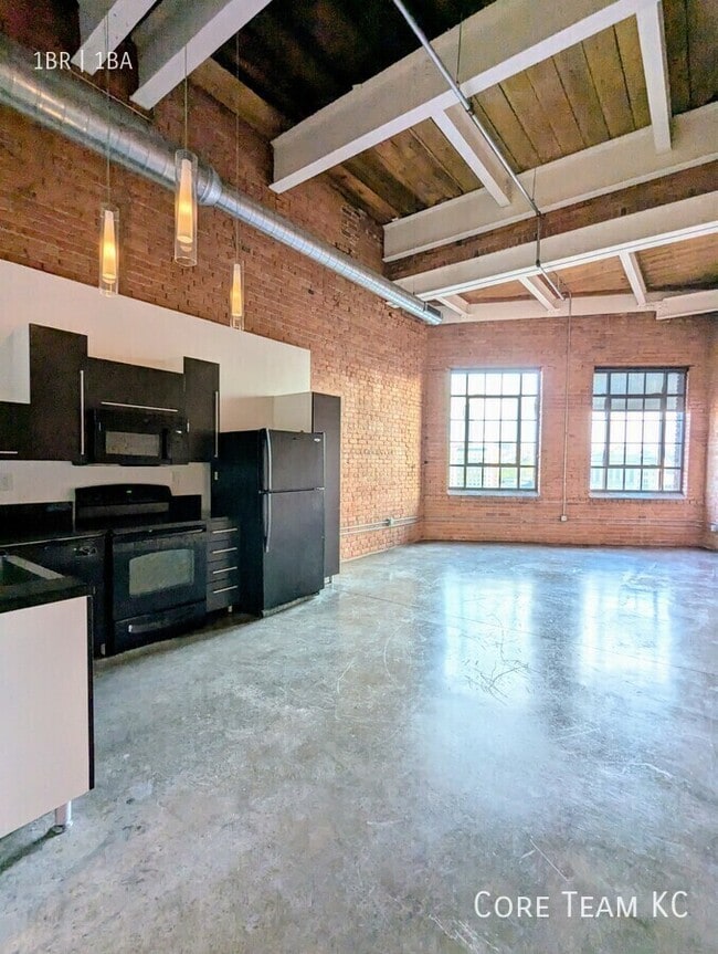 Building Photo - 382 W 22nd St Unit 706