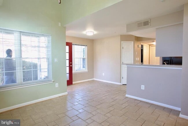 Building Photo - 913 Hillside Lake Terrace Unit 410