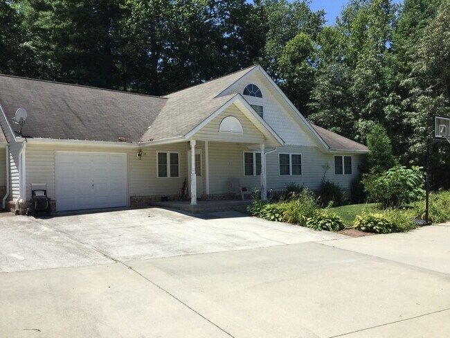 2 Bedroom in amazing location!! - 2 Bedroom in amazing location!! House