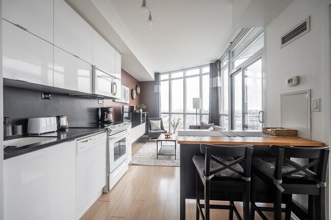 Photo - 68 Fort York Blvd Unit ID1345767P