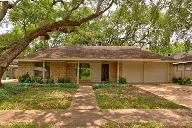 Building Photo - 8826 Robindell Dr Rental