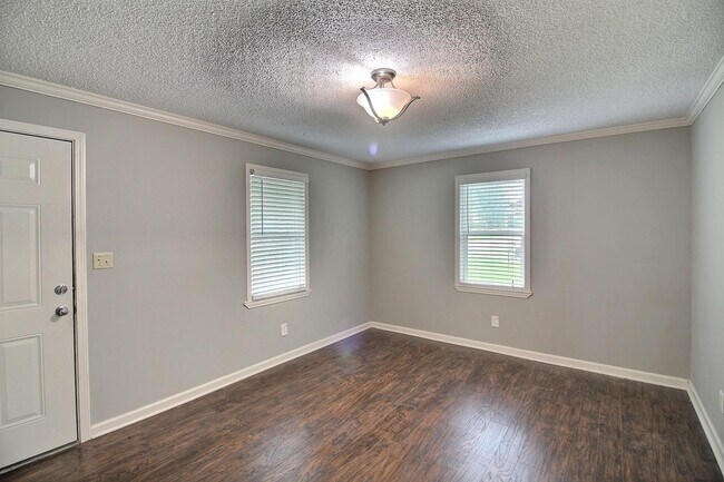 Photo - 287 S Rowlett St