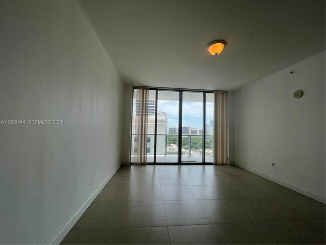 Photo - 79 SW 12th St Unidad 2808