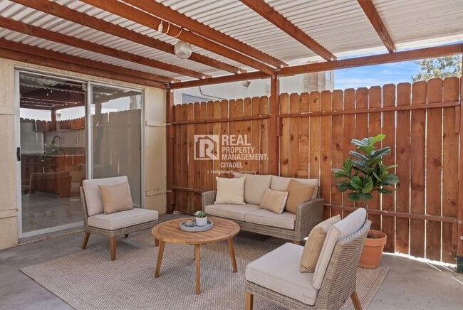 Building Photo - 3009 Canyon Crest Dr Unit D