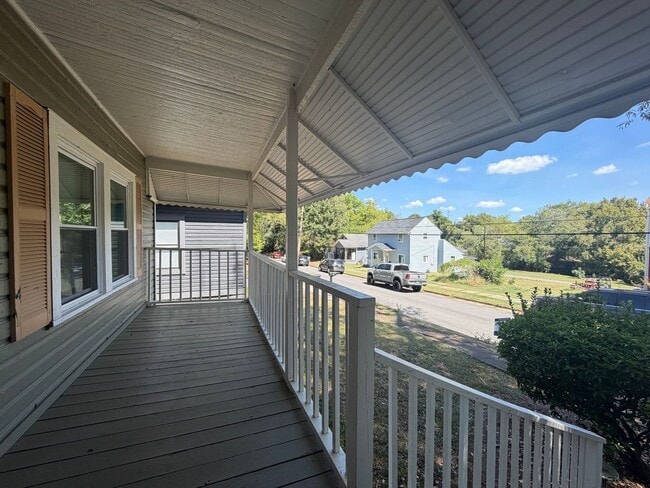 9 N McLin St SW