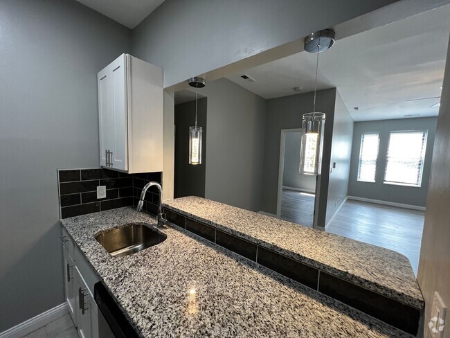 Building Photo - RENOVATED 1 BED - WALK IN CLOSET! GRANITE,... Unit Apt 27