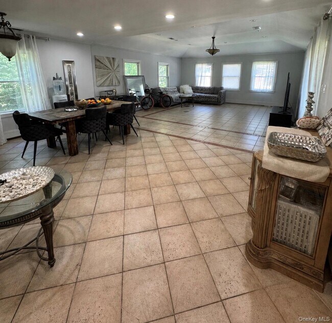 Photo - 1498 Kew Ave