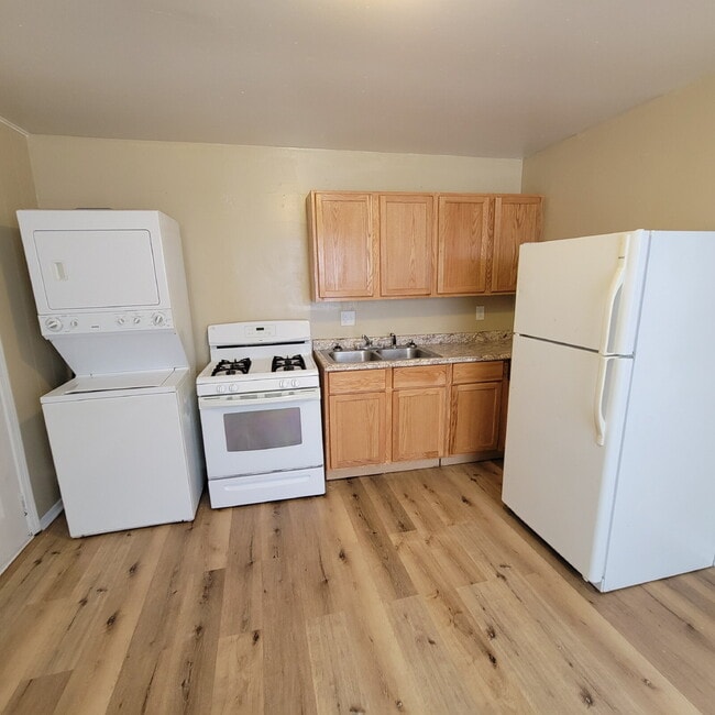 Building Photo - 3 Bedroom spacious, corner lot on quiet cul-de-sac