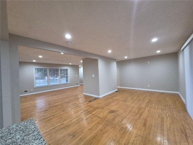 Photo - 2057 Willamette Way