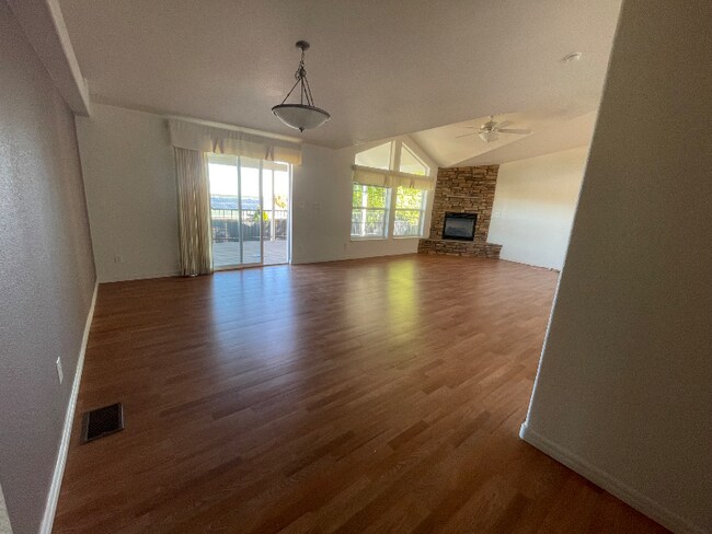 Photo - 1124 Louie St