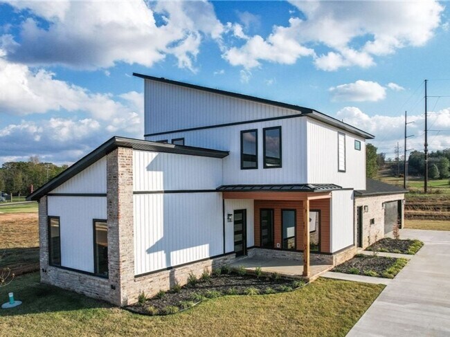 Building Photo - Lovely Modern Home-Three Bed/Three Bath/Up...