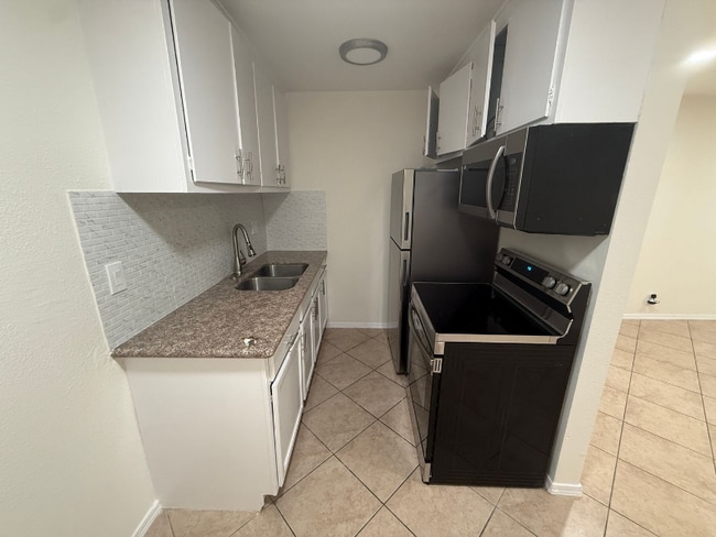 Photo - 15525 Nordhoff St Unidad 32