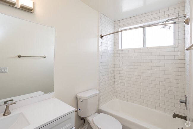 2BR, 2BA - 1050sqft