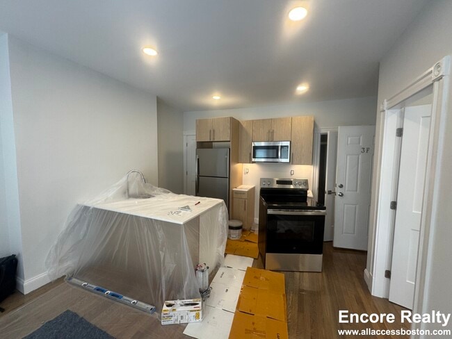 Building Photo - 225 Newbury St Unit 9H