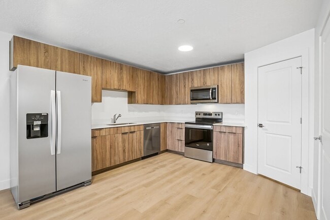 989 E Ella Ln