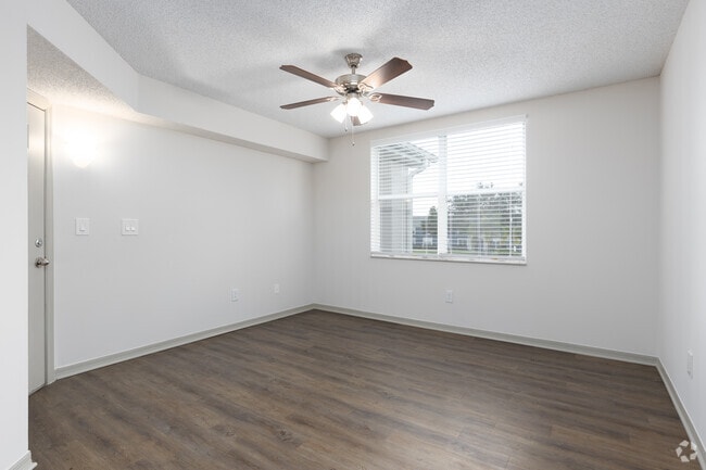 1BR, 1BA - 713SF