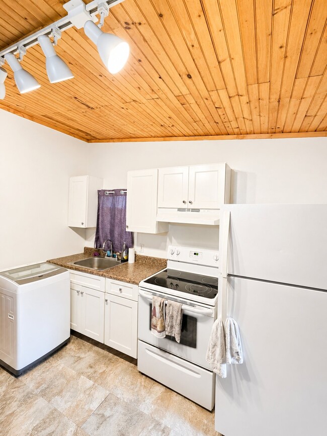 Photo - 995 N Quaker Ln