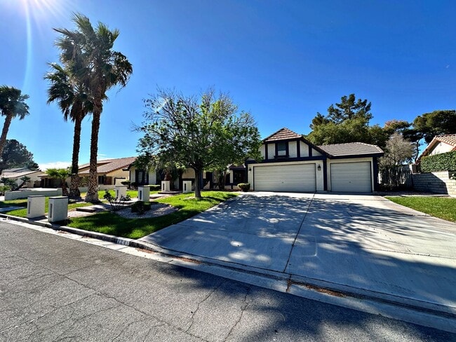Photo - Green Valley Luxury Single Story: Pool, Putting Green, 4 Bedrooms, SOLAR!