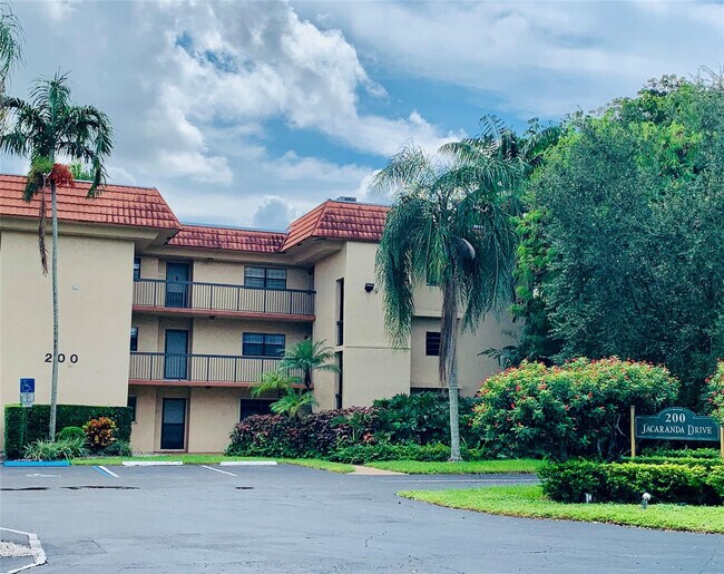 Building Photo - 200 Jacaranda Country Club Dr Unit 1b