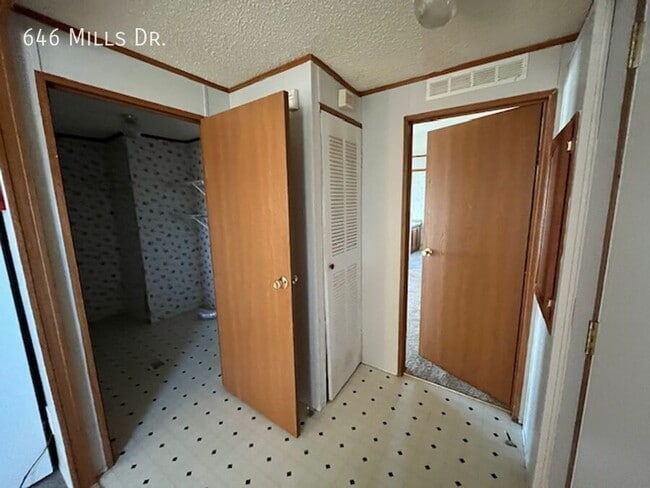 Photo - 646 W Mills Dr