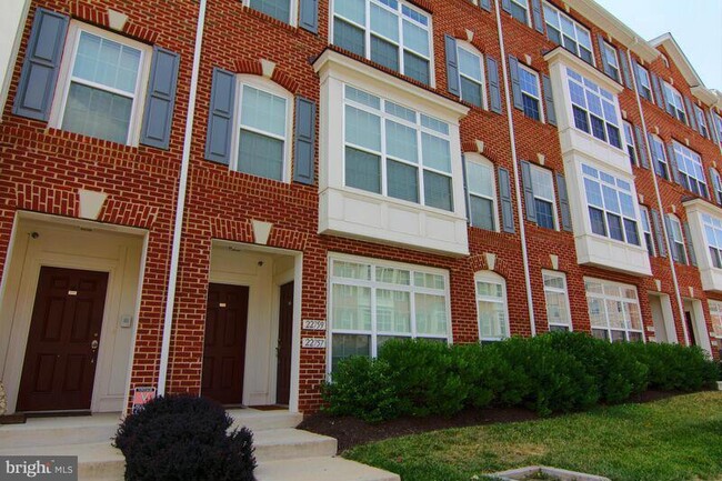 Stunning 3-bedroom, 2.5-bath townhome with... - Stunning 3-bedroom, 2.5-bath townhome with...