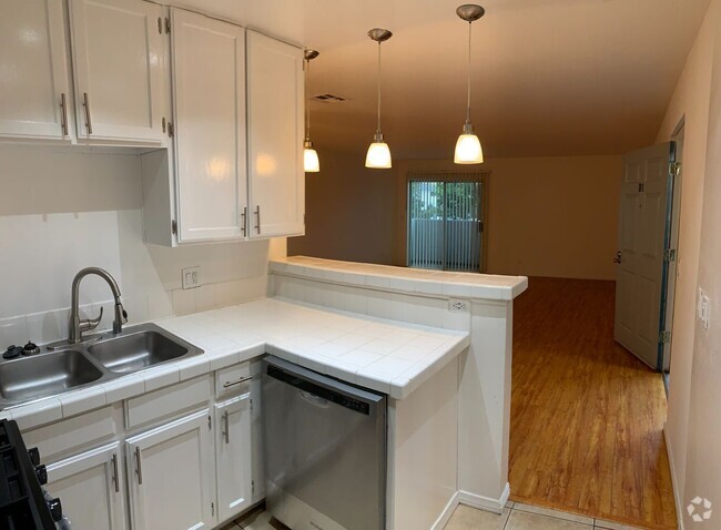 Building Photo - 3042 Livonia Ave Rental