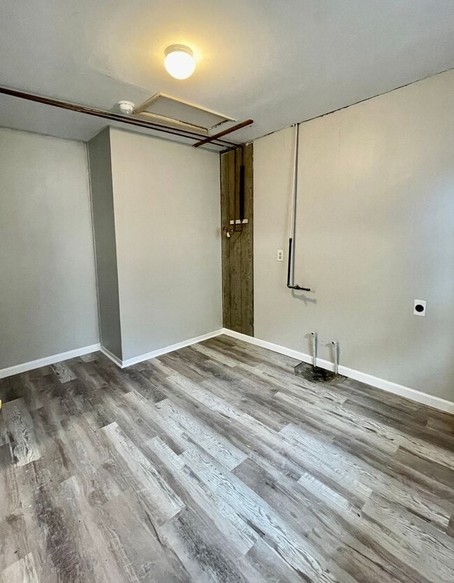 Building Photo - Remodeled 3 Bedroom, Section 8 Approved Rental