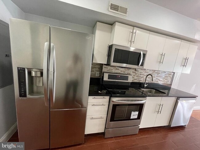 Building Photo - 617 N 11th St Unit 2F Rental