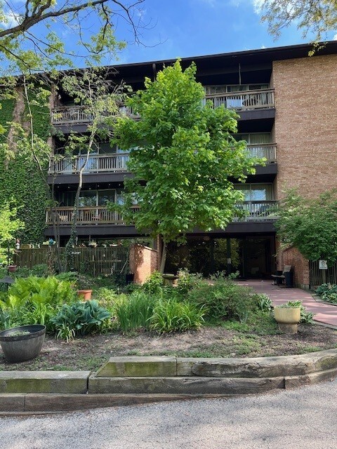 Building Photo - 5700 Hillcrest Ln Unit 3G
