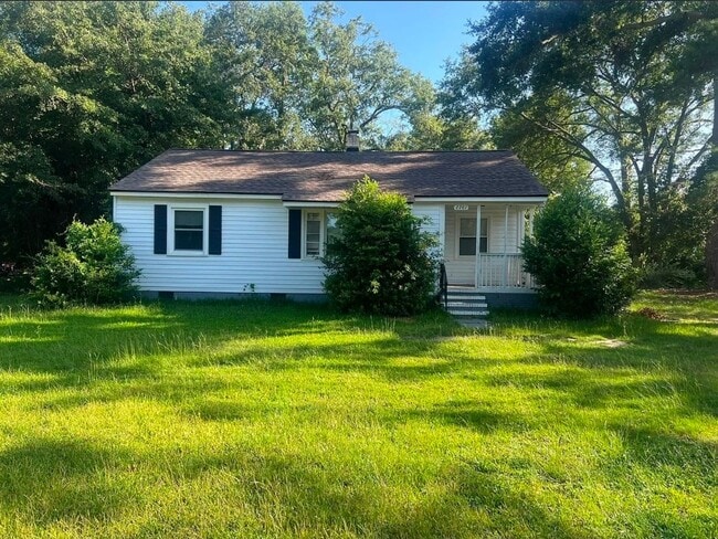 Building Photo - Charming Home with Front & Rear Porches overlooking large yard!!