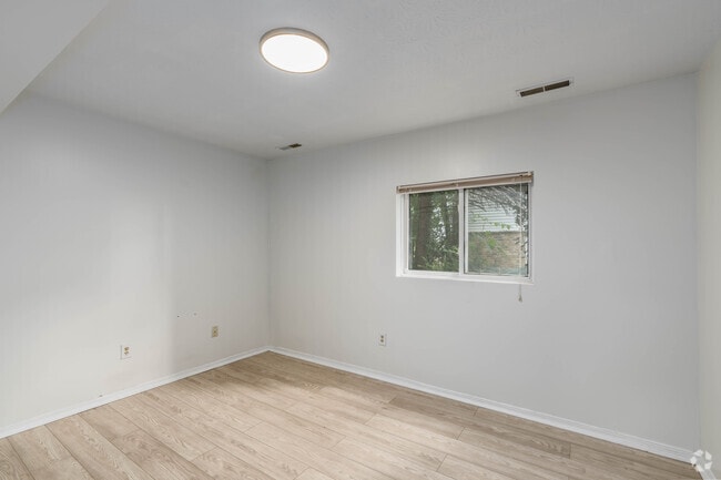 2BR, 1BA - 850SF - Primary Bedroom