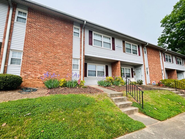 Charming 2 bedroom, 2.5 bathroom townhome ... - Charming 2 bedroom, 2.5 bathroom townhome ...