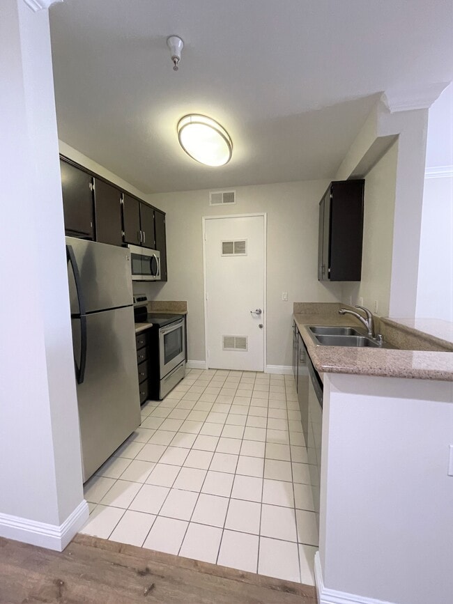 Kitchen - Hawthorne Regency Luxury Apartments