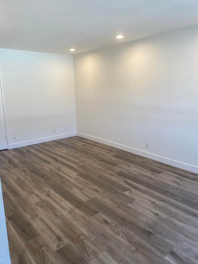 Room - 990 Helen Ave Apartments