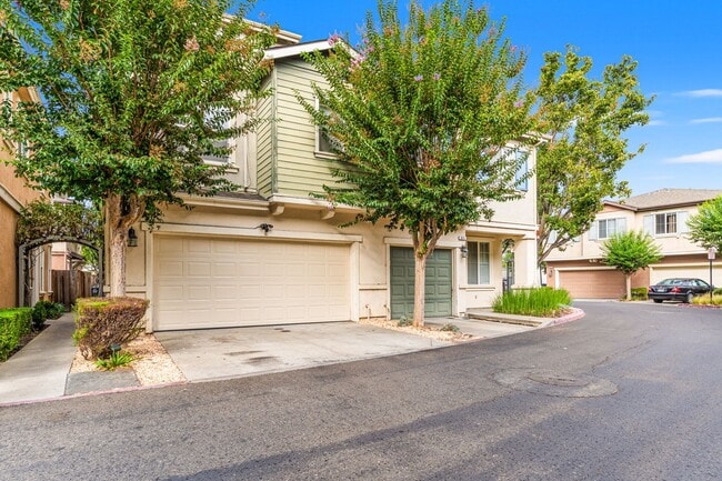 Building Photo - Experience Modern Comfort in This Newer Sp... Rental