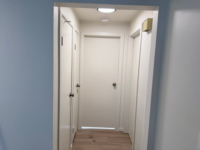 Photo - 223 E St NE Unidad 4