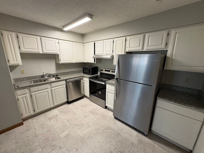 Photo - 4 Bedroom Apartment in Central MHK - Near Aggieville!