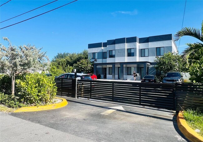 Photo - 309 NW 7th Ct
