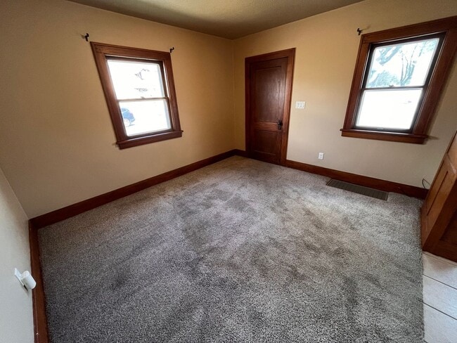 Photo - 915 W 12th St